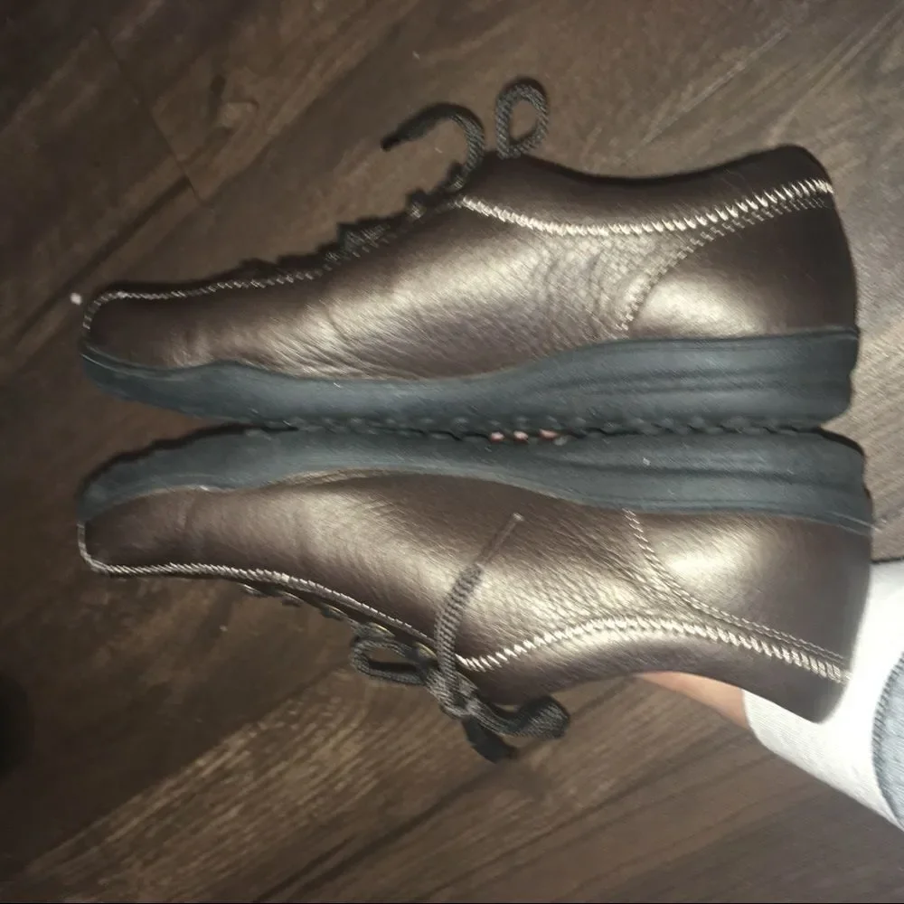 Taos Stealth brown lace up sneakers, size 7.5